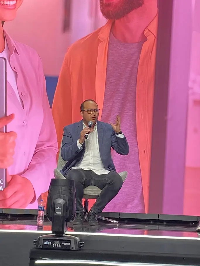 Felipe Eslava en un panel